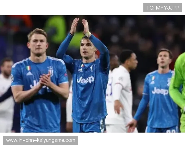 中场球员被训练做“逼抢再传球”的连续链条练习